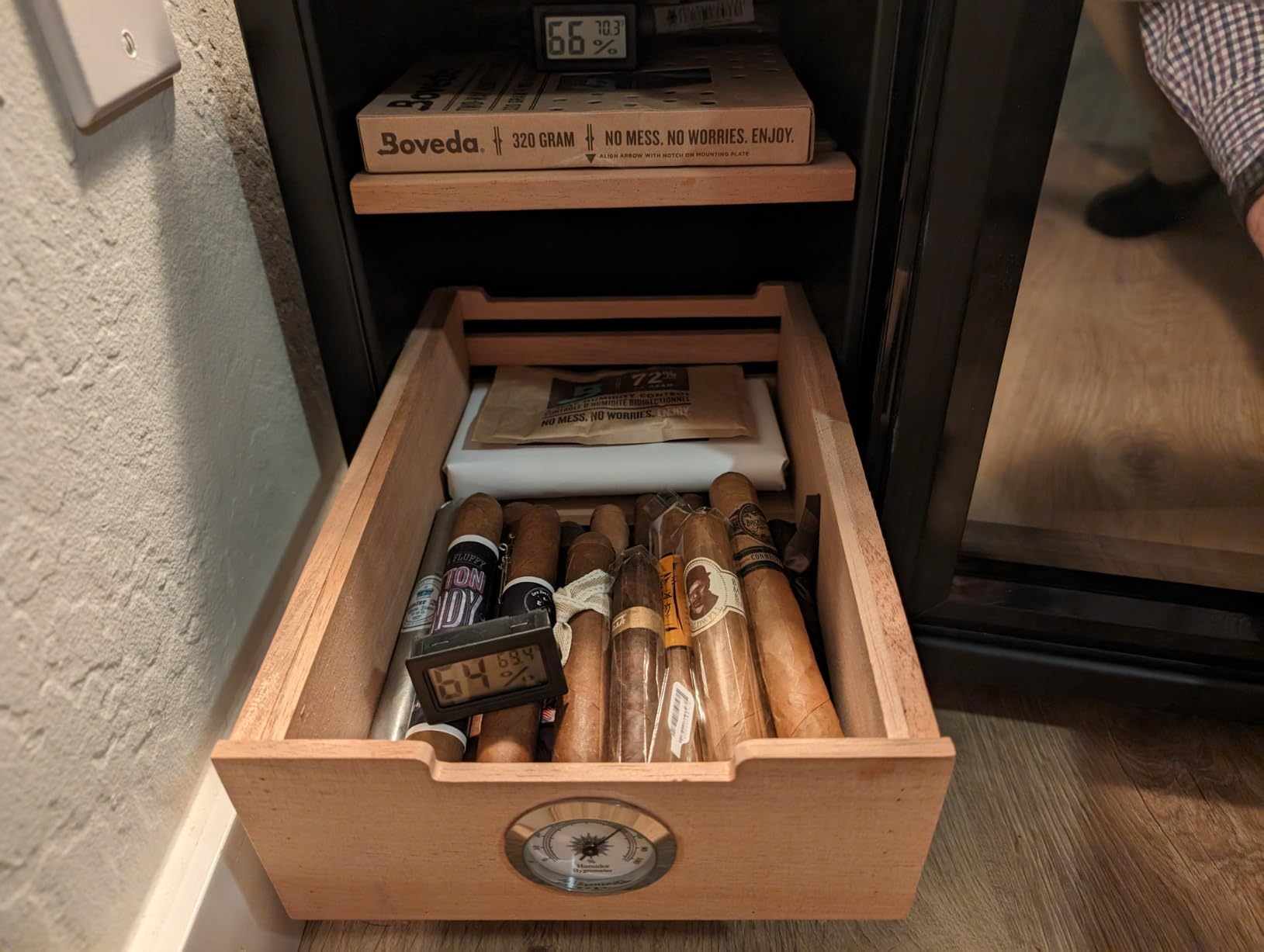 KingChii 16L Cigar Cooler Humidor with Cooling Control System, Electronic Cigar Cabinet Spanish Cedar Shelves & Digital Hygrometer (2 Layers 100 Capacity) customer photo 2