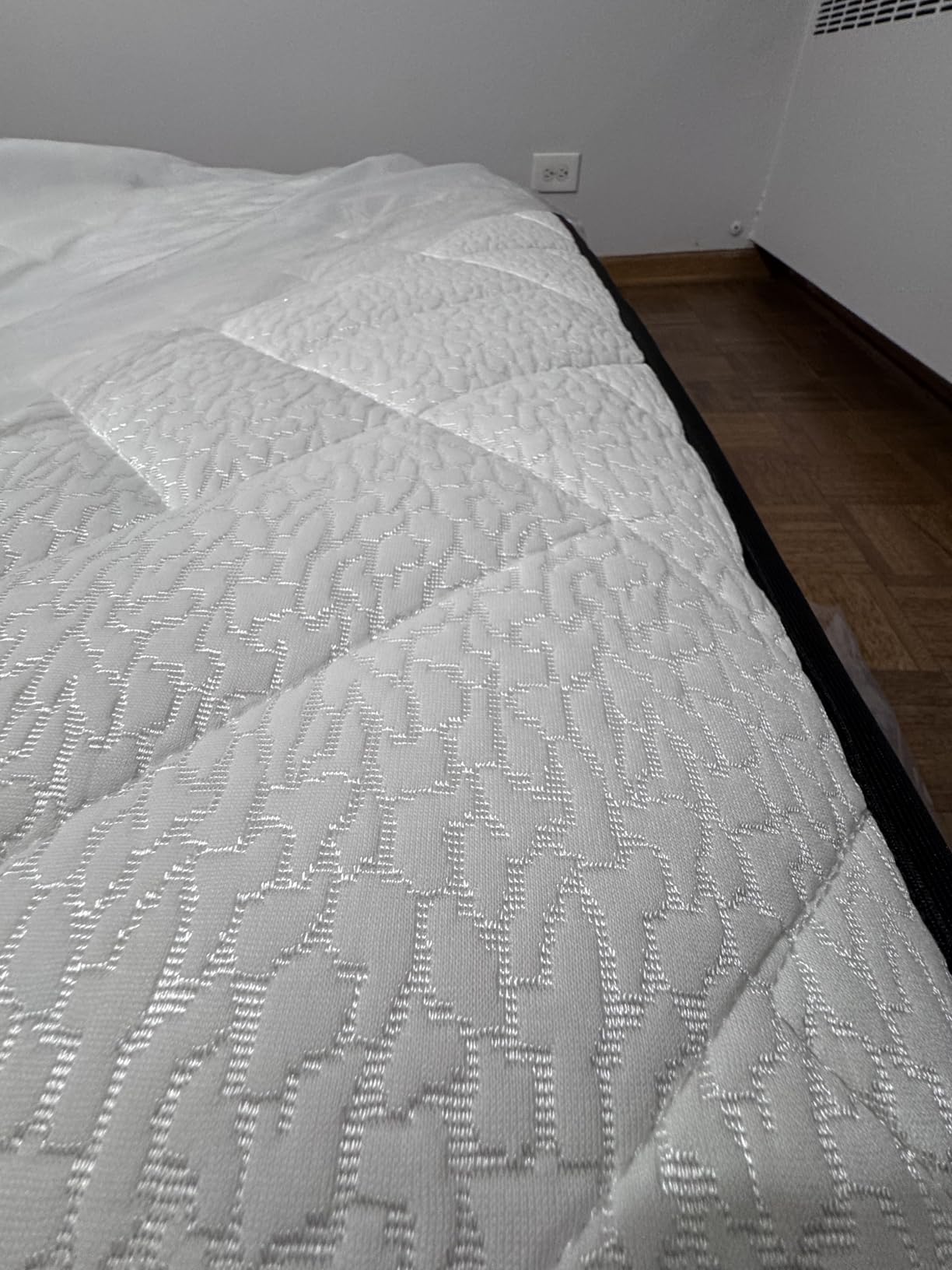 Sleepmax Queen Mattress 14 Inch, Cooling Pain Relief Hybrid Mattresses customer photo 1