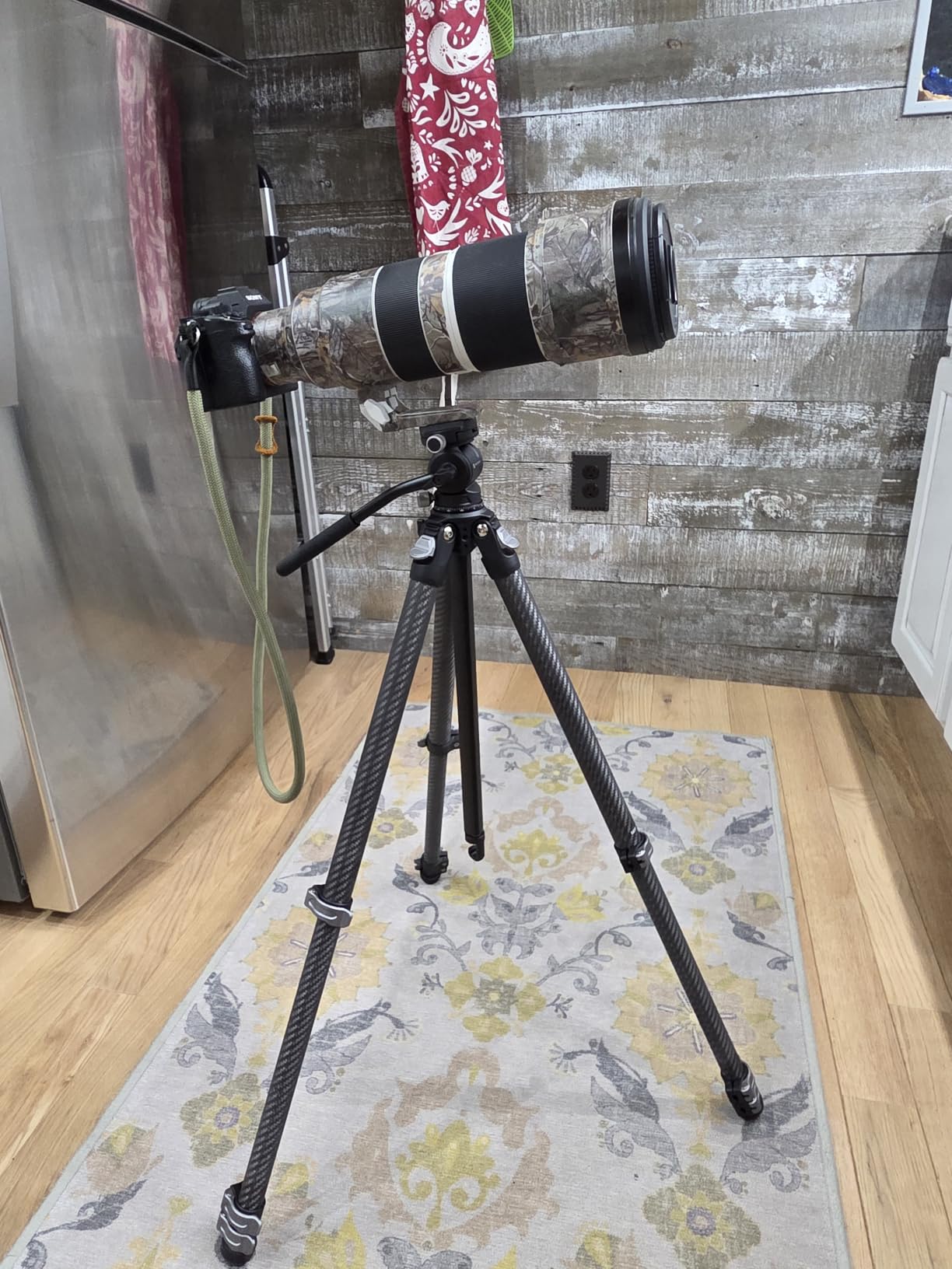 SmallRig Portable Travel Video Tripod, Carbon Fiber Compact Tripod for Outdoor Photography, 5kg Load, Fluid Head with 360° Pan and -70° to 90° Tilt, 180° Reversible Center Column customer photo 2