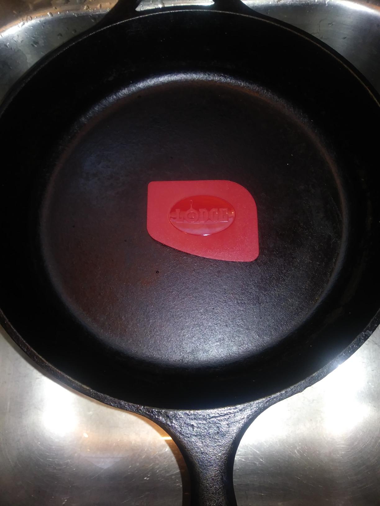Lodge Cast Iron Pan Scrapers, 2 Pack, Red and Black | Durable Polycarbonate Cleaning Tool for Quick & Easy Cleanup of Cast Iron Skillets, Griddles & Cookware customer photo 1