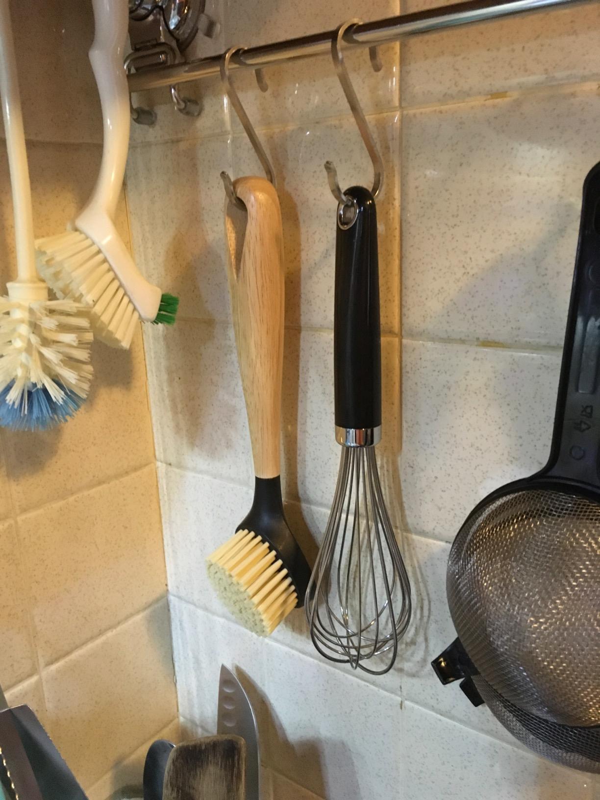 Lodge Scrub Brush, Cast Iron Cleaning Brush, 10 Inches | Durable Cast Iron Cleaning Brush with Ergonomic Handle, Reusable Kitchen Tool for Skillets, Griddles & Dutch Ovens customer photo 1