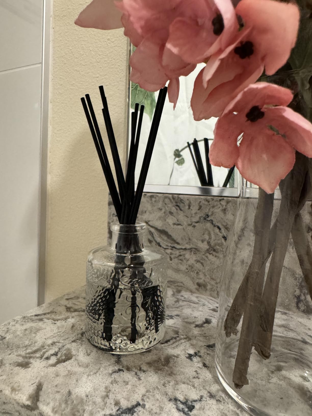 Voluspa Baltic Amber Oil Reed Diffuser, 3.4 Oz Home Fragrance | Glass Vessel With Aromatic Scent Sticks, USA Crafted For Room Styling, Gifting, Easy Decor And Continuous Room Ambience customer photo 1