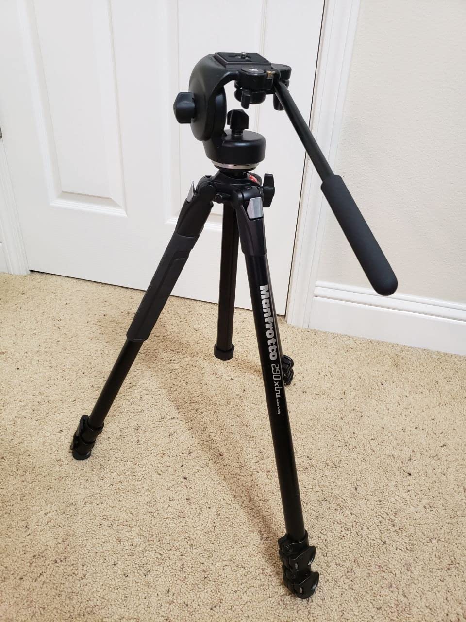 Manfrotto 290 Xtra Aluminum 3-Section Tripod Kit with Fluid Video Head (MK290XTA3-2WUS) Black customer photo 2