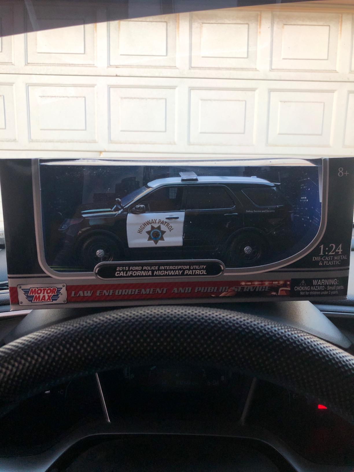 Motormax 76955 1/24 Scale 2015 Ford Police Interceptor Utility Police SUV California Highway Patrol CHP Diecast Model Car customer photo 1