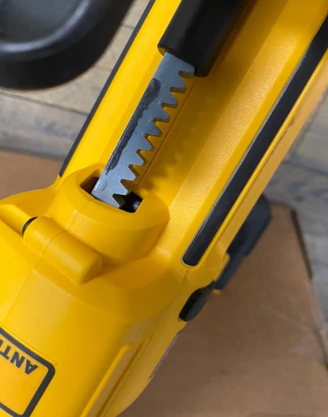 DEWALT 20V MAX* Cordless Caulking Gun, 29oz, Tool Only (DCE570B) customer photo 2