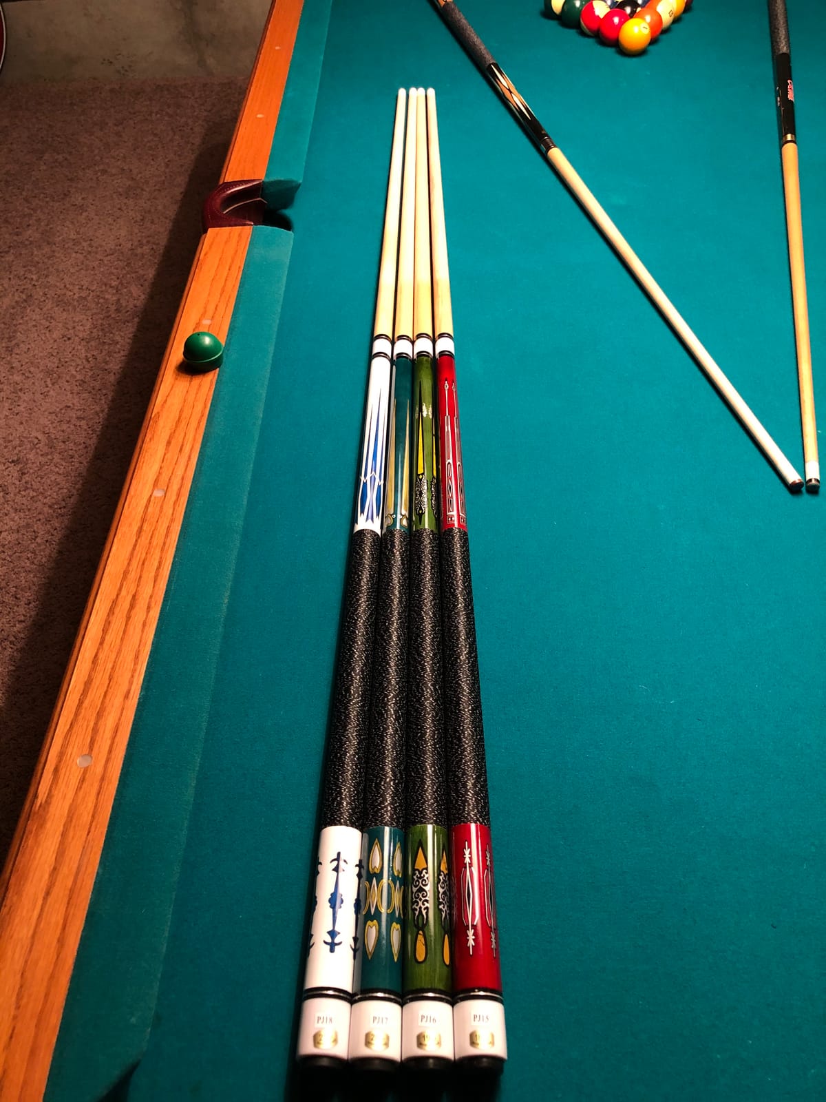 Set of 4 Pool Cues New 58