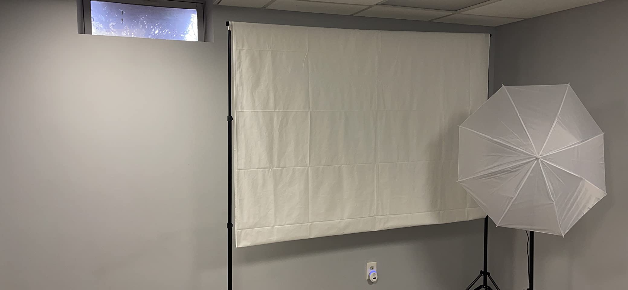 SLOW DOLPHIN 10 x 8.5 ft Photography Photo Video Studio Background Stand Support Kit with Muslin Backdrop (White Black), 5500K 85W LED Blub, Umbrella Lighting Kit for Studio, Portrait, Video Shooting customer photo 1