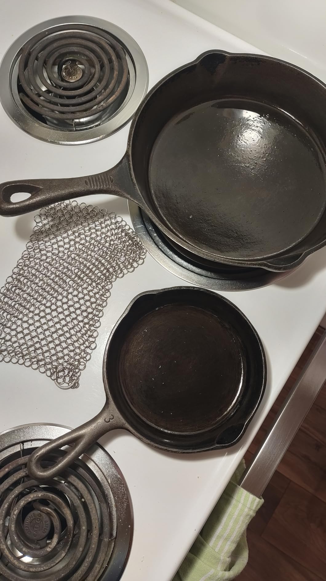 TOPULORS Cast Iron Chainmail Scrubber, 316L Stainless Steel Cleaner 8x6 in | Effectively Removes Residue Without Damaging Cast Iron Seasoning, Suitable For Skillets, Griddles, Grills, And Cookware customer photo 2