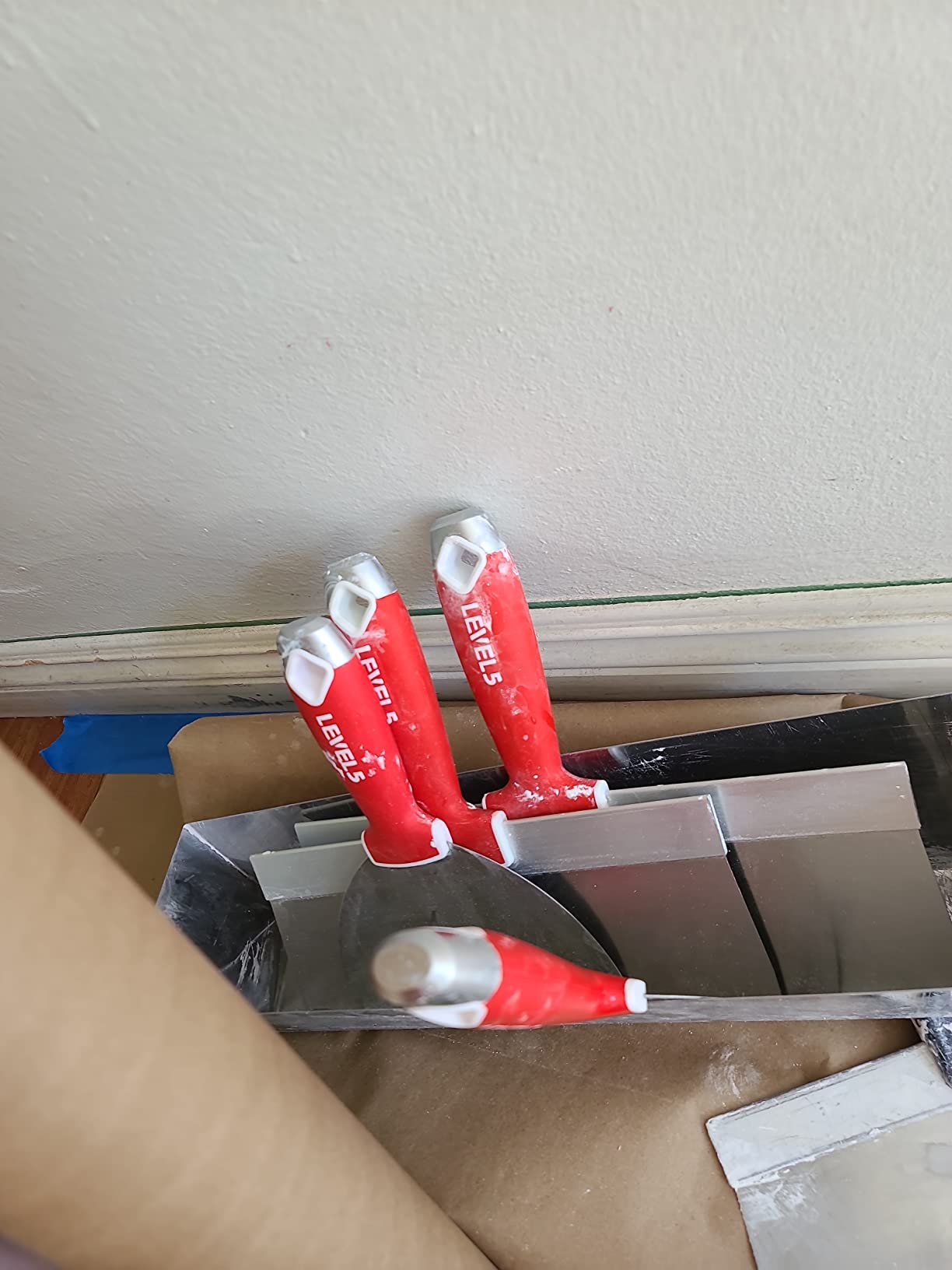 LEVEL5 Drywall Finishing Hand Tool Kit | 5, 6 Inch Joint Knives, 10, 12 Inch Taping Knives, 14 Inch Mud Pan | Stainless Steel Blades, Soft Grip Handles | Sheetrock Gyprock Plasterboard | 5-600 customer photo 2