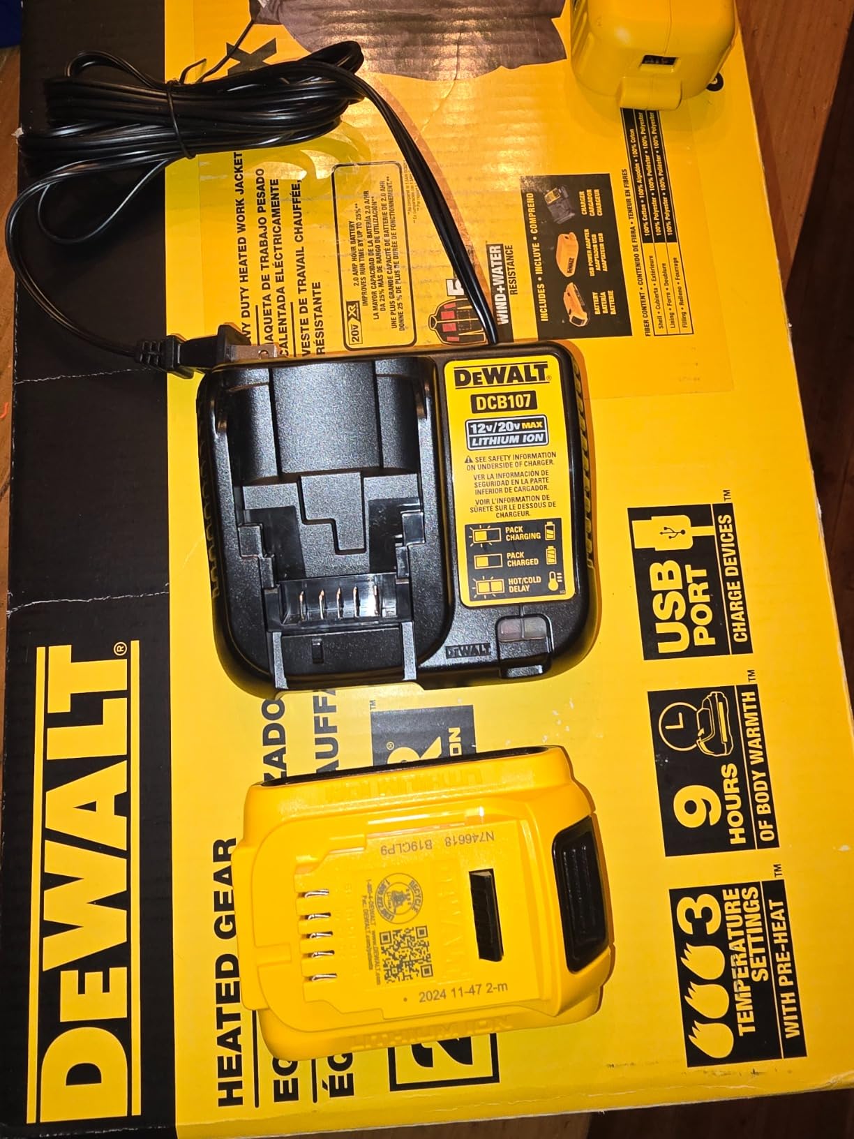 DEWALT Heated Lightweight Soft Shell Jacket DEWALT Heated Lightweight Soft Shell Jacket Kit customer photo 2