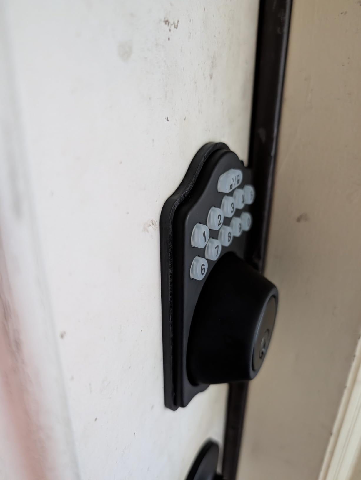 Amazon Basics Electronic Keypad Deadbolt Door Lock with Auto Lock, Touch-Control Keyless Entry, Customizable User Codes, Traditional Design, Matte Black, 1-Pack customer photo 2