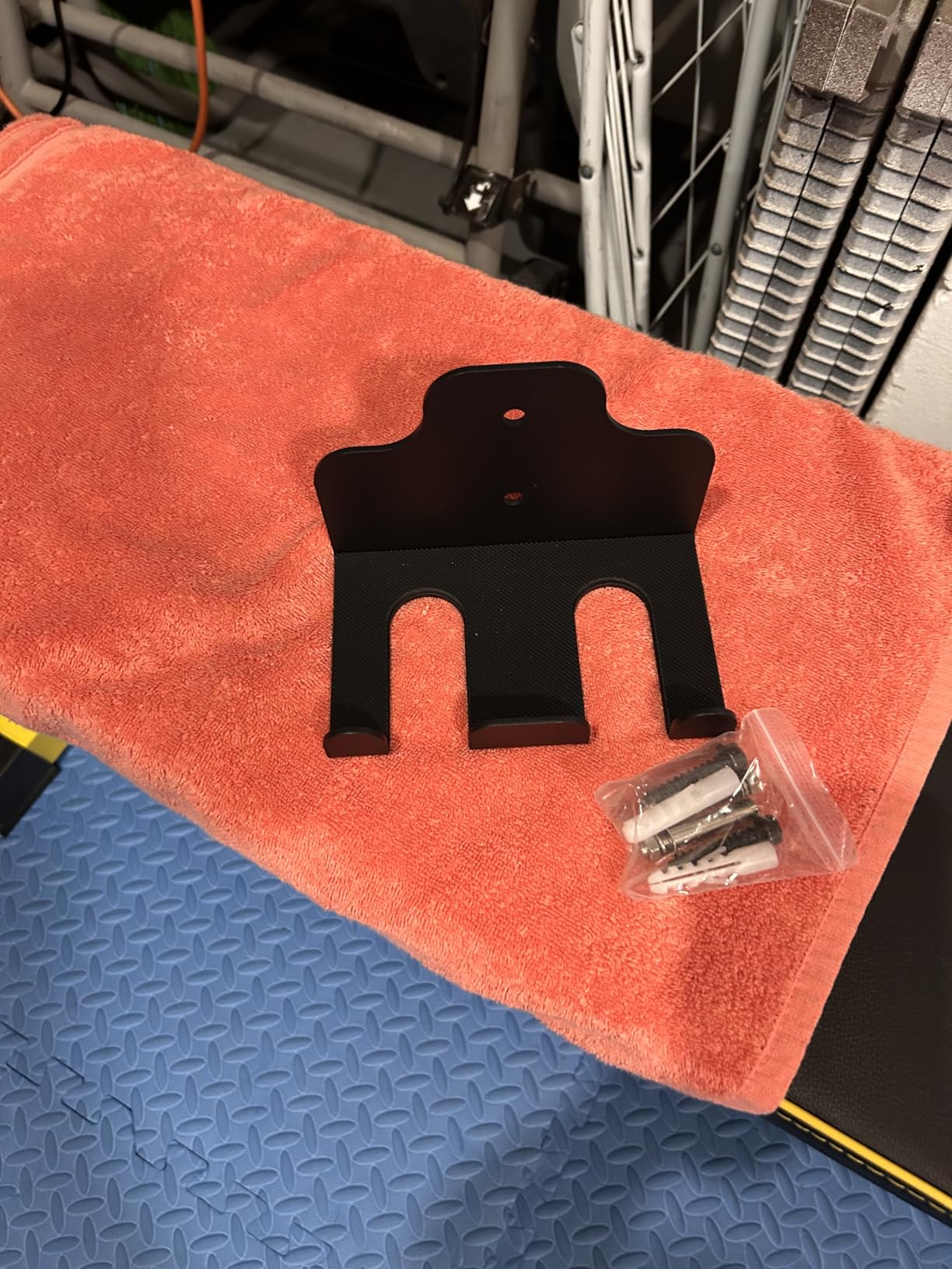JNIHEEP Olympic Barbell Hanger, Garage Gym Bar Wall Rack, Vertical Barbell Mount Rack, Black Powder Coated, Space Saving Commercial or Home Gym Accessory, Holds Under 33mm Bar Size customer photo 1