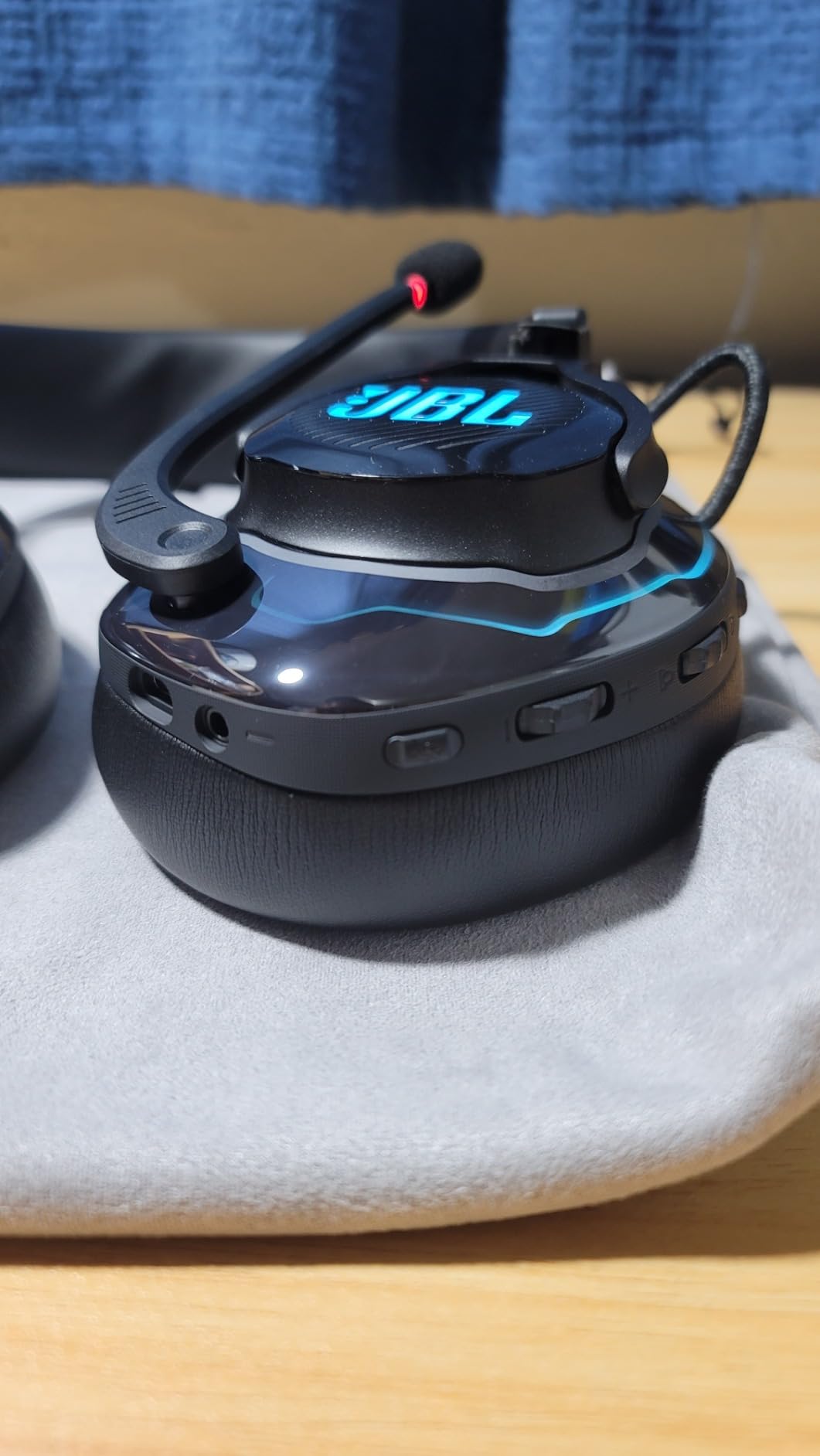 JBL Quantum 910 Wireless - Performance Gaming Headset - Black customer photo 1