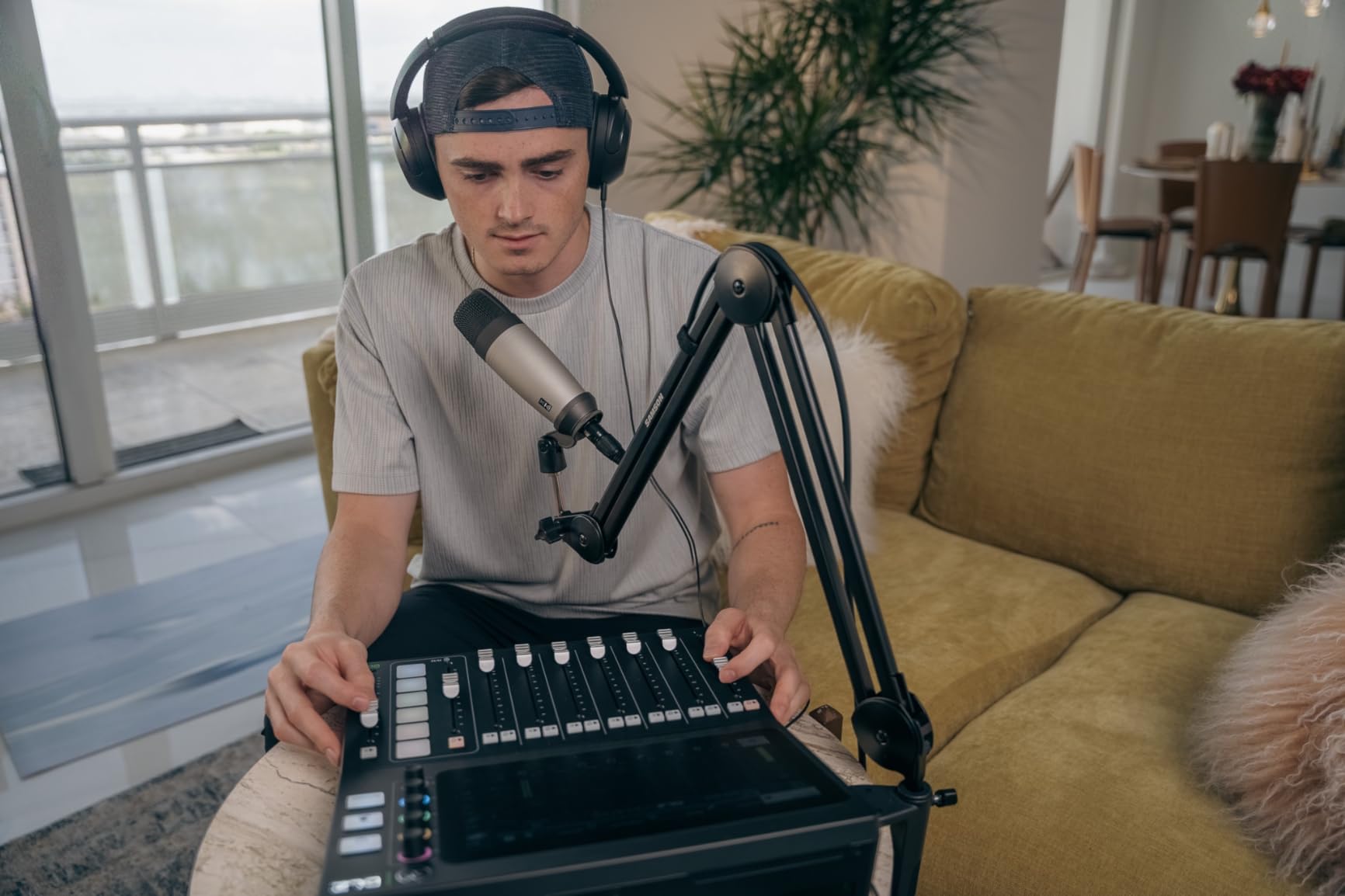 Mackie DLZ Creator Adaptive Digital Mixer for Podcasting, Streaming and YouTube with User Modes, Mix Agent Technology, Auto Mix, Onyx80 Mic Preamps customer photo 2