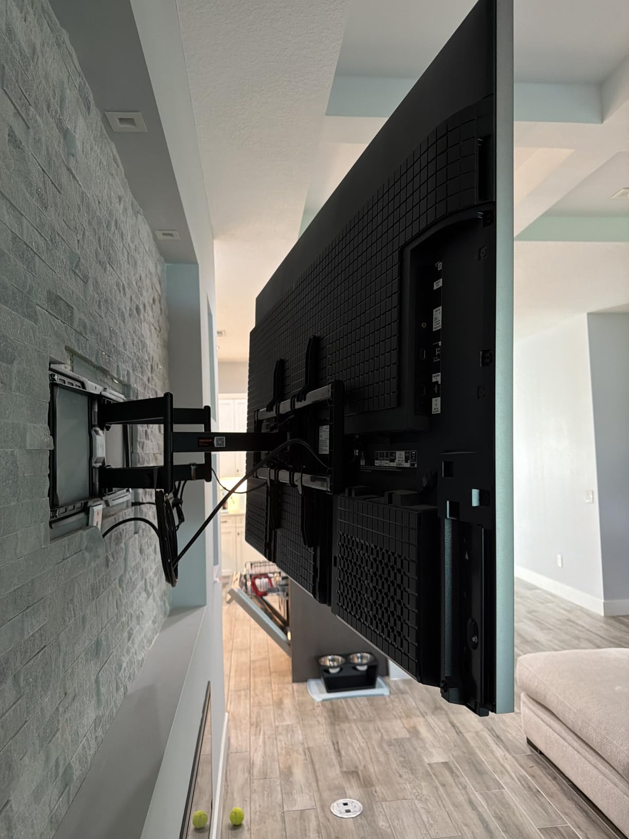 Perlegear Full Motion TV Wall Mount for 45–95 inch TVs up to 150 lbs customer photo 1