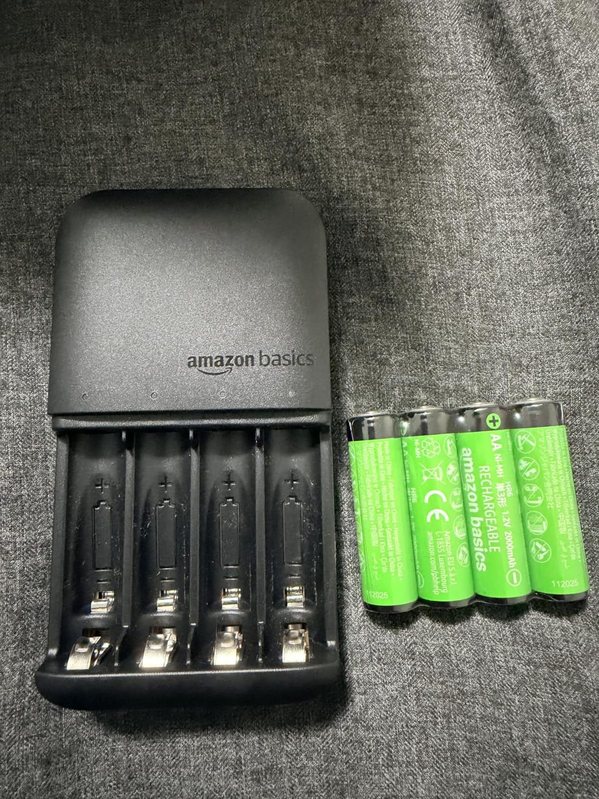 Amazon Basics 4-Bay Battery Charger for AA & AAA Rechargeable Batteries with Pre-Charged AA NiMh Batteries, LED Operation, Type A (American) Plug, 4 Count, Black customer photo 1
