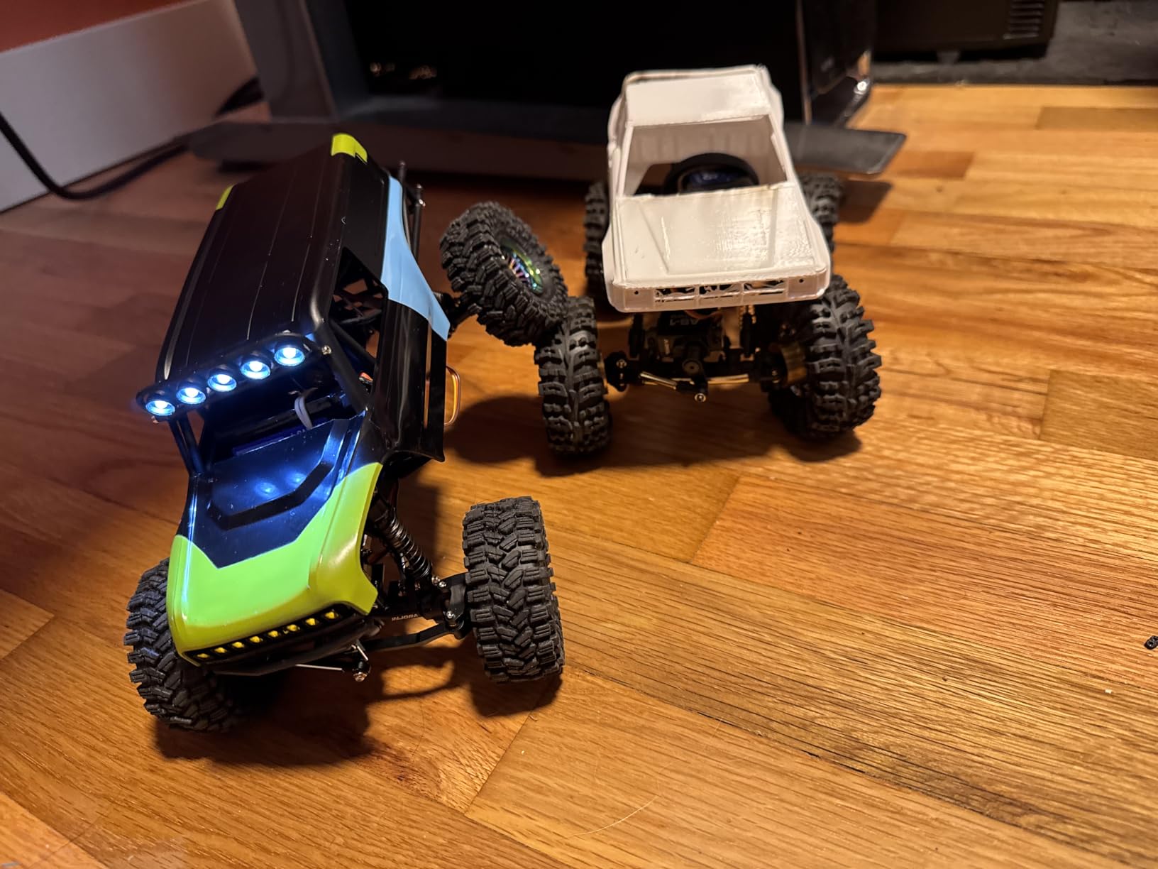 MEUS RACING MB24 SCX24 Body 5.2in 132MM Body Shell ABS+Nylon Carbon Fiber Chassis for 1/24 Axial SCX24 Bronco JLU B-17 C10-(Primary Color) customer photo 2