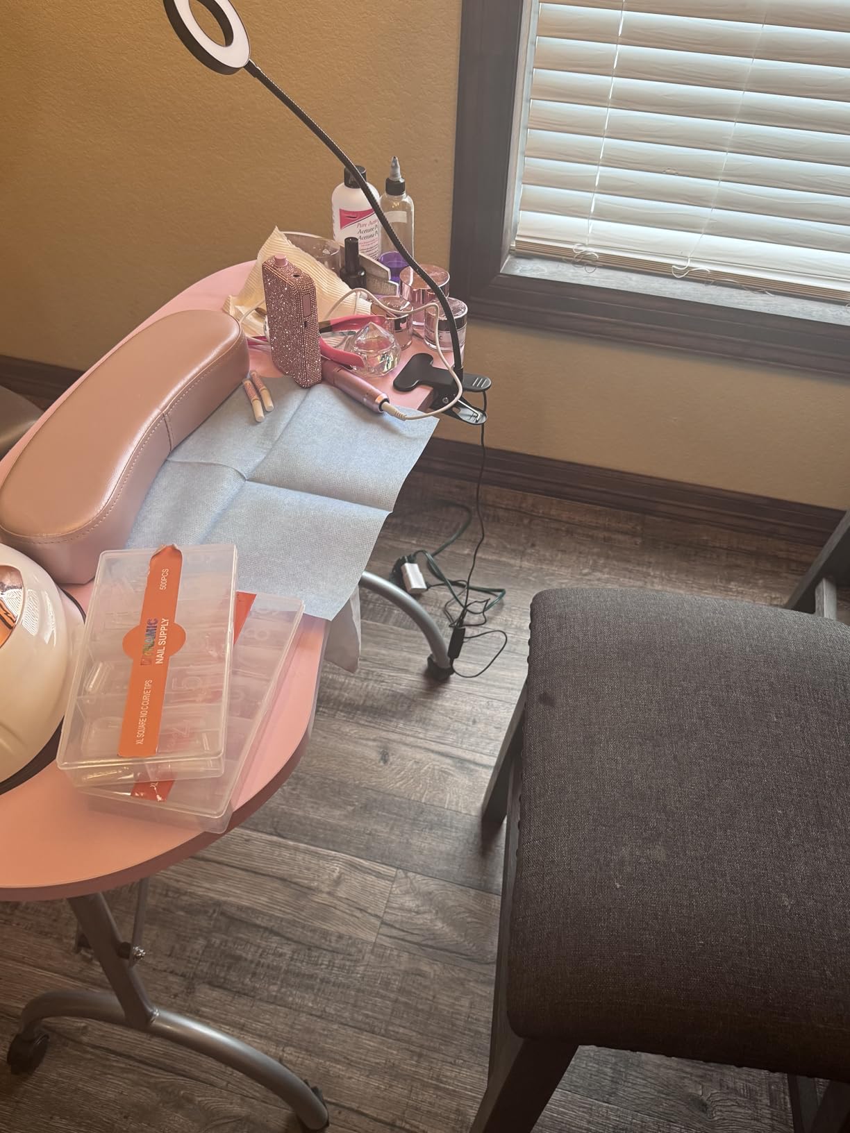 Faquenc Nail Table with Nail Dust Collector, Portable Nail Desk Rolling Manicure Table for Nail Tech Travel Nail Station Professional Foldable Nail Salon Table with Vacuum,Arm Rest,Lockable Wheels,Bag customer photo 2