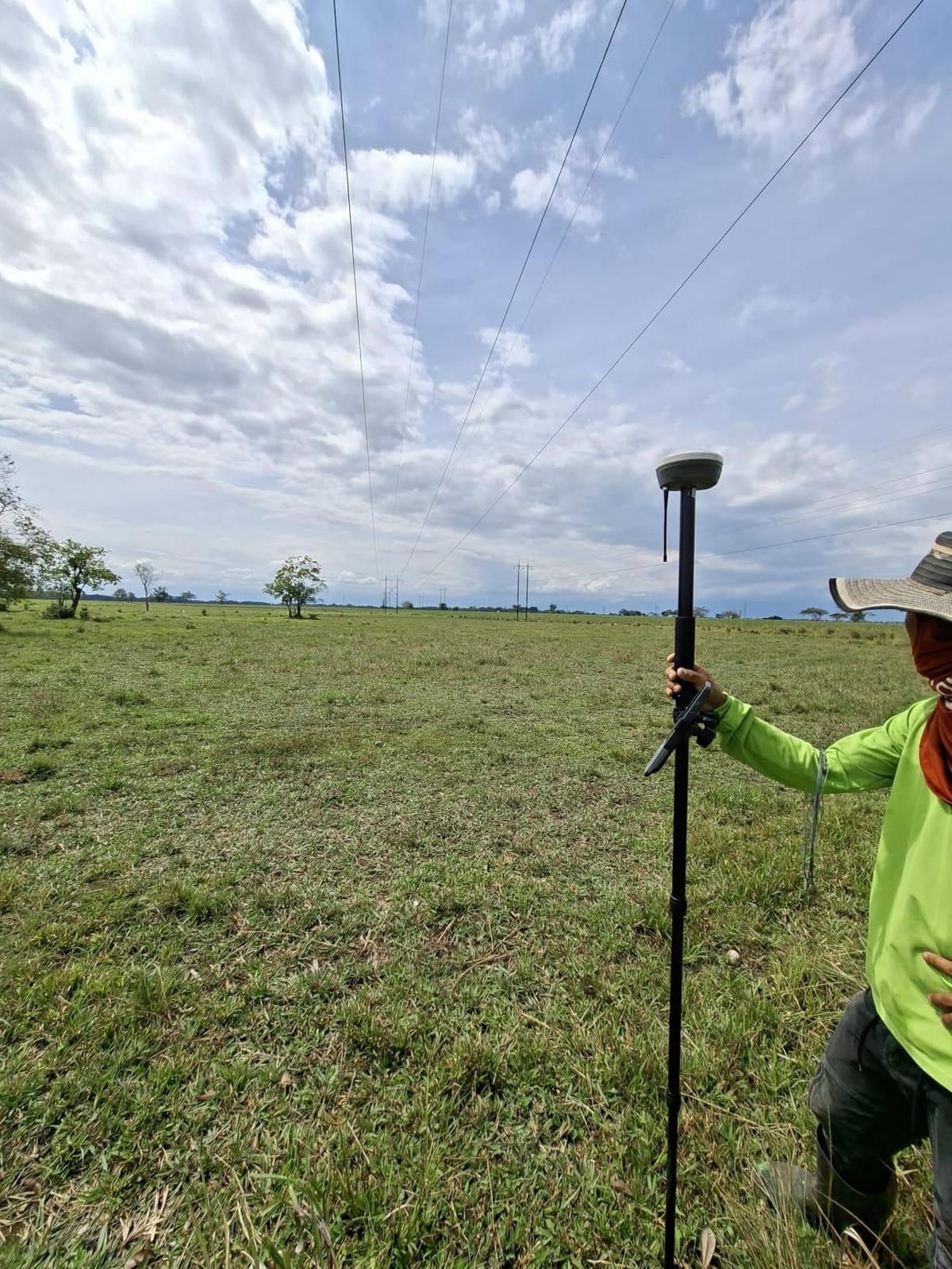 E1 RTK GNSS Survey Equipment GPS Receiver with IMU Rover & Base Handheld Collector Land Surveying Equipment, Navigation System Survey Software (Include Pole, Tribrach, Tripod) customer photo 2