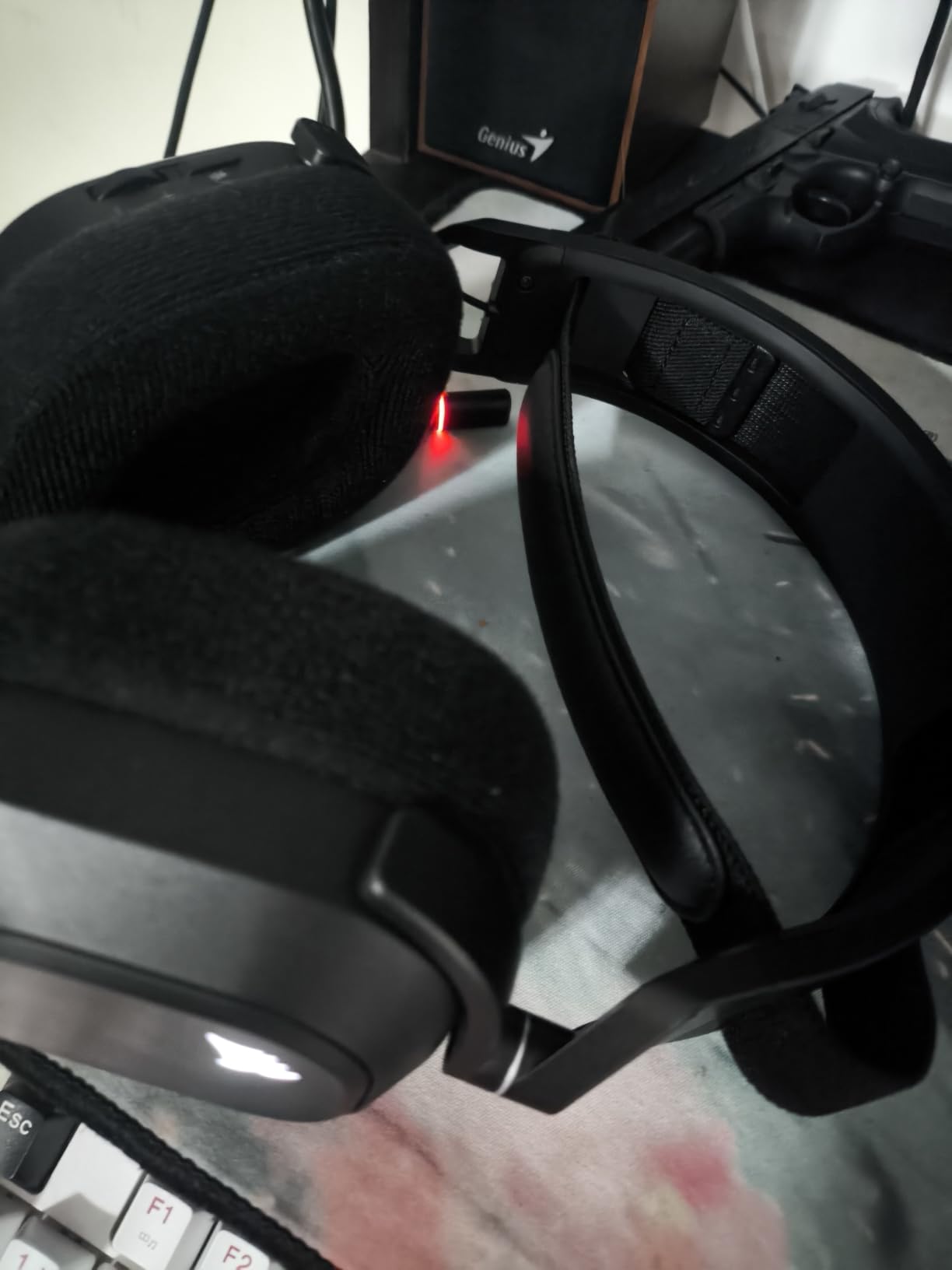 Corsair HS80 MAX Wireless Bluetooth PC PS5 Switch Gaming Headset - Gray customer photo 1