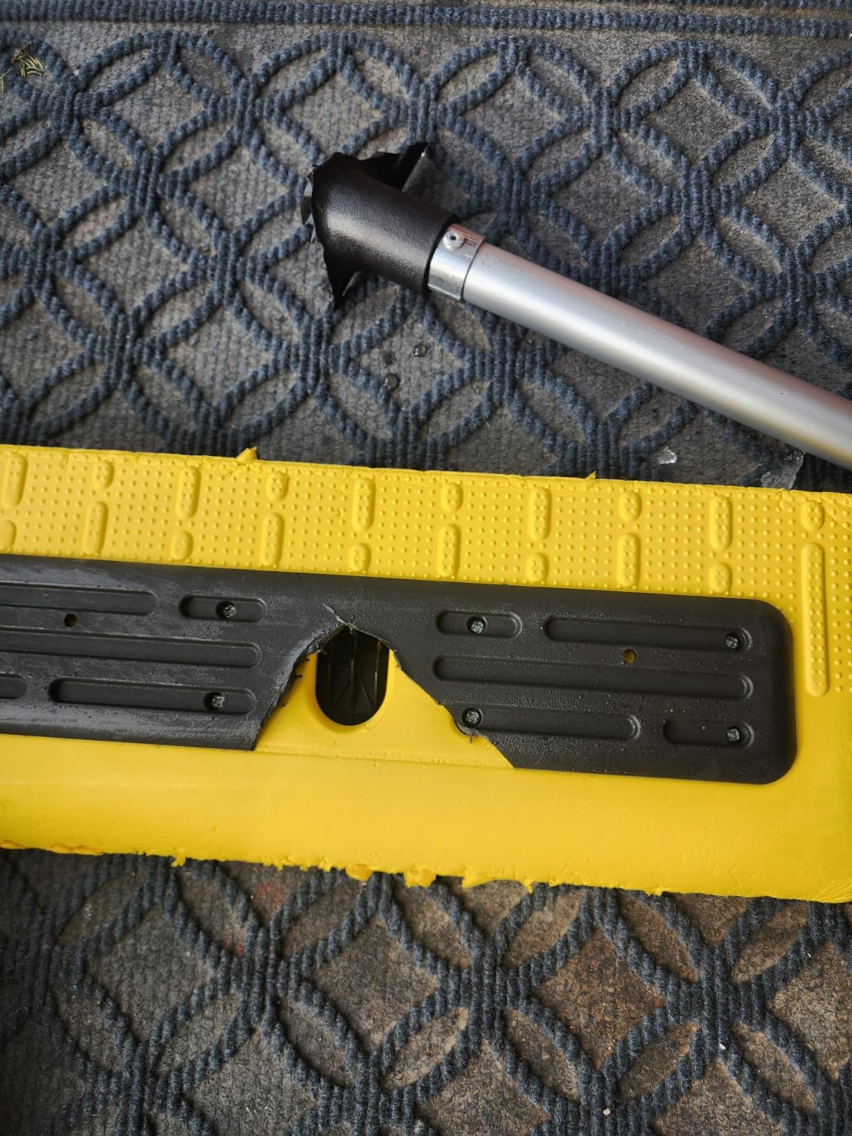 Never-Scratch SnowBuster,21-Foot Snow Roof Rake,EVA Soft Foam Pad Snow Removal Tool,Heavy-Duty Aluminum Handle,S-Shaped Push/Pull Design for House Roof,Solar Panels,Car Snow, and Leaves,Yellow customer photo 1