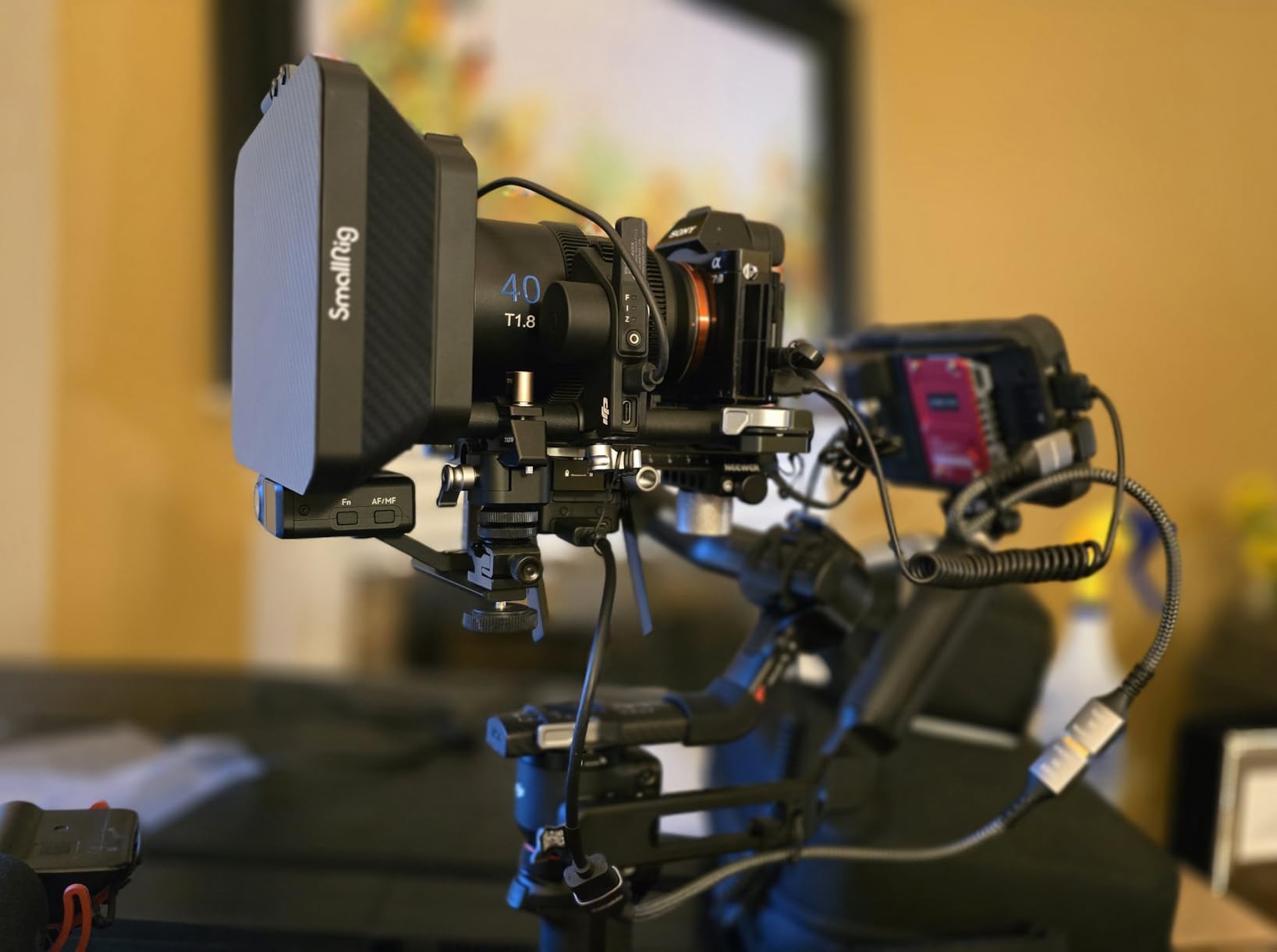 SIRUI 40mm T1.8 1.33x S35 Auto Focus Anamorphic E Mount Cine Lens | Autofocus for S35 and APS-C E-mount cameras, including A6500, A6700 and FX30, with Blue Flare for cinematic night scenes. customer photo 1