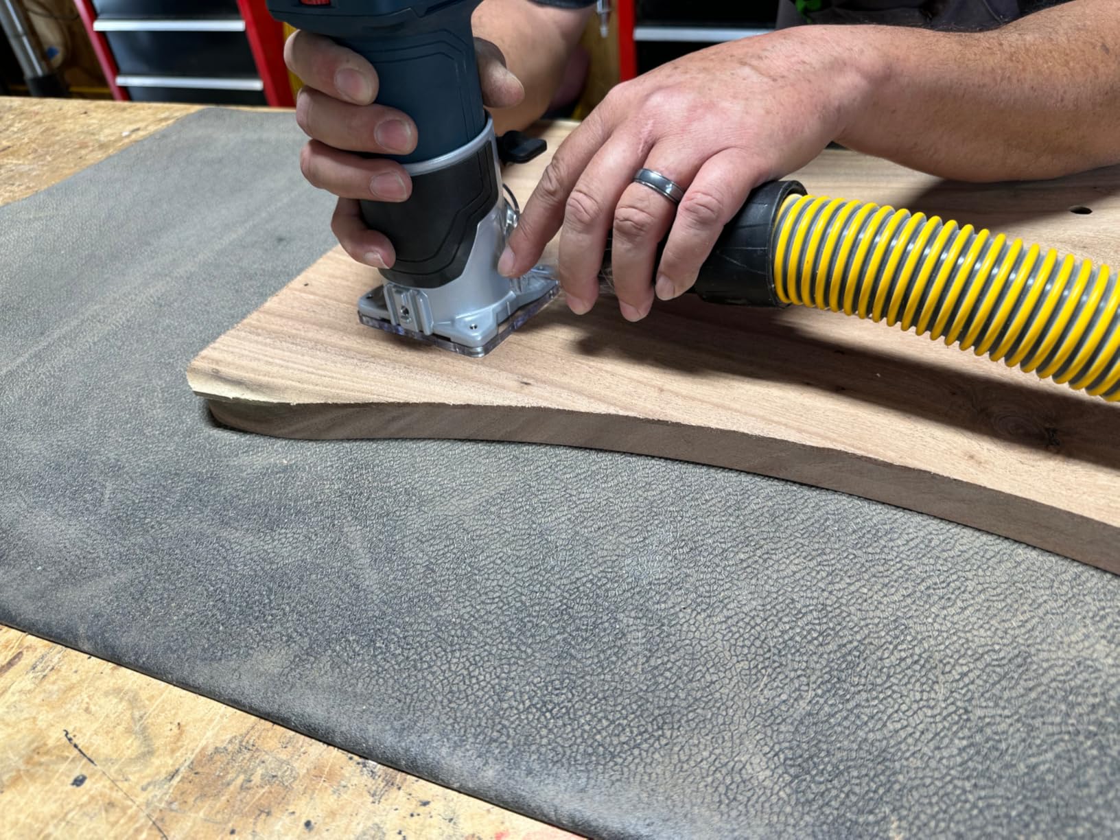 BOSCH GLF18V-25N 18V Laminate Trim Router - Powerful Brushless Motor, 10,000-30,000 RPM, Lightweight, Ergonomic, Enhanced Dust Extraction, Quick Depth Adjustments for Precise Trimming customer photo 1