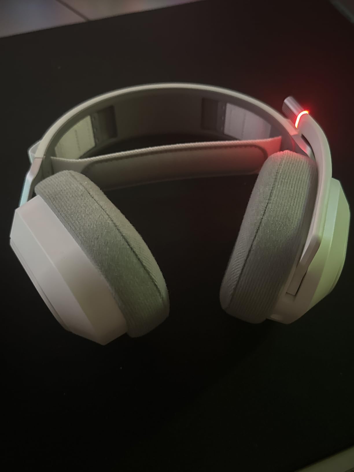 Corsair HS80 RGB Wireless PC PS5 PS4 Mac Gaming Headset - Black customer photo 1