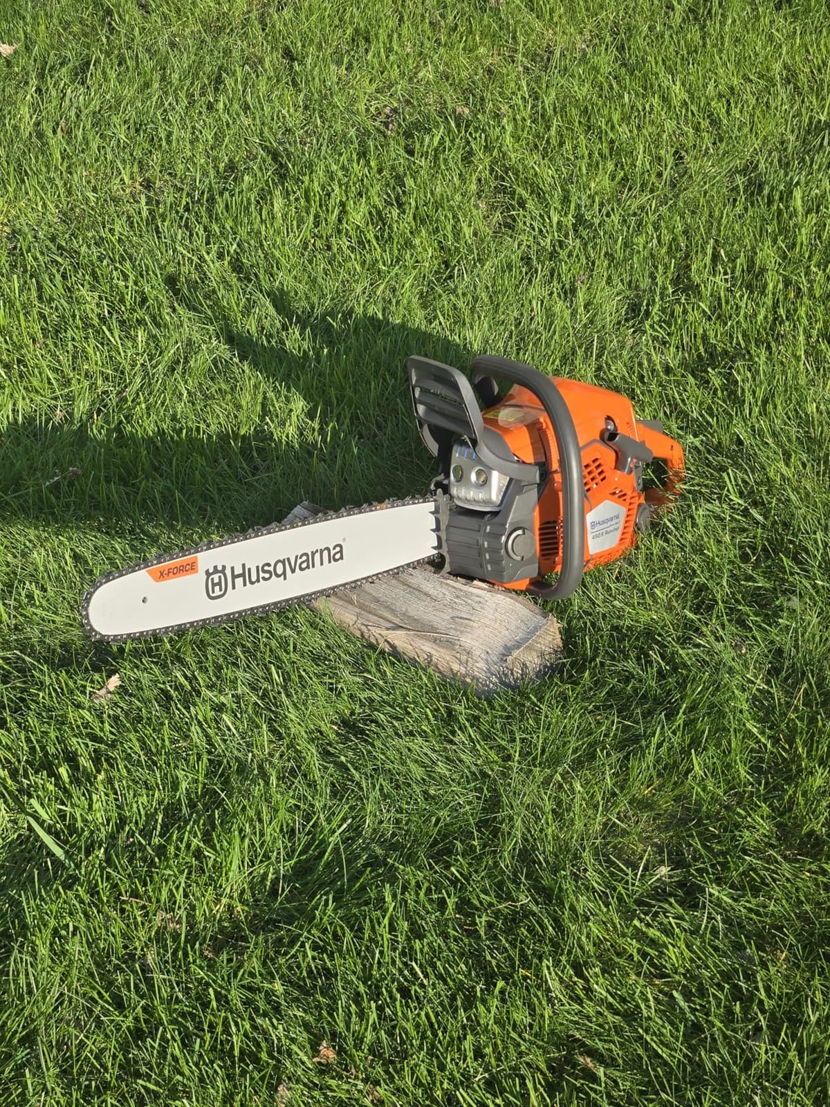 Husqvarna 450X Rancher Gas Chainsaw, 20 Inch Chainsaw, Outdoor Tools | Hand held chain saw with AutoTune for cutting firewood, 50.2-cc, 3.4-HP, 2-cycle X-Torq engine, LowVib dampeners, 970702450 customer photo 1