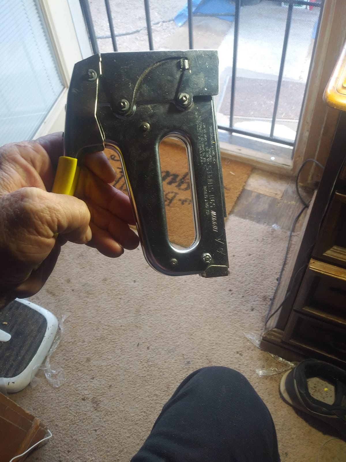 Arrow T25 Heavy Duty Staple Gun for Low Voltage Cables and Wires up to 1/4-Inch Diameter - Silver customer photo 2