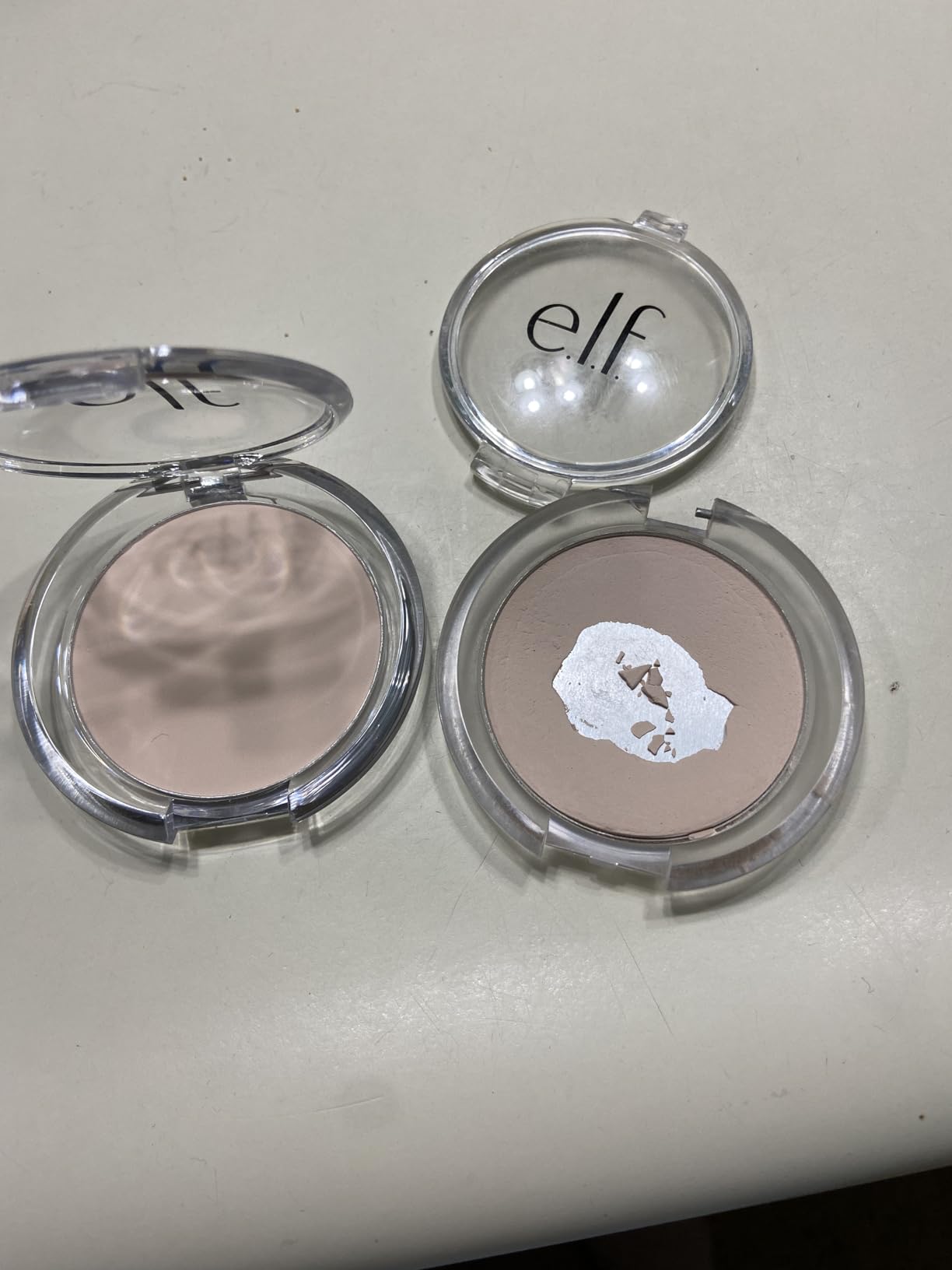 e.l.f. Prime & Stay Finishing Powder, Sets Makeup, Controls Shine & Smooths Complexion, Delivers A Matte Finish, Vegan & Cruelty-Free, Light/Medium customer photo 1