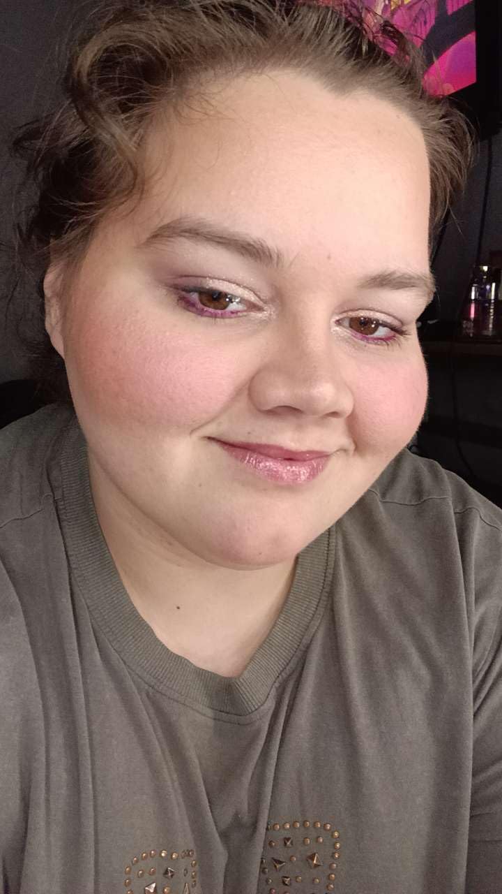 e.l.f. Prime & Stay Finishing Powder, Sets Makeup, Controls Shine & Smooths Complexion, Delivers A Matte Finish, Vegan & Cruelty-Free, Light/Medium customer photo 2