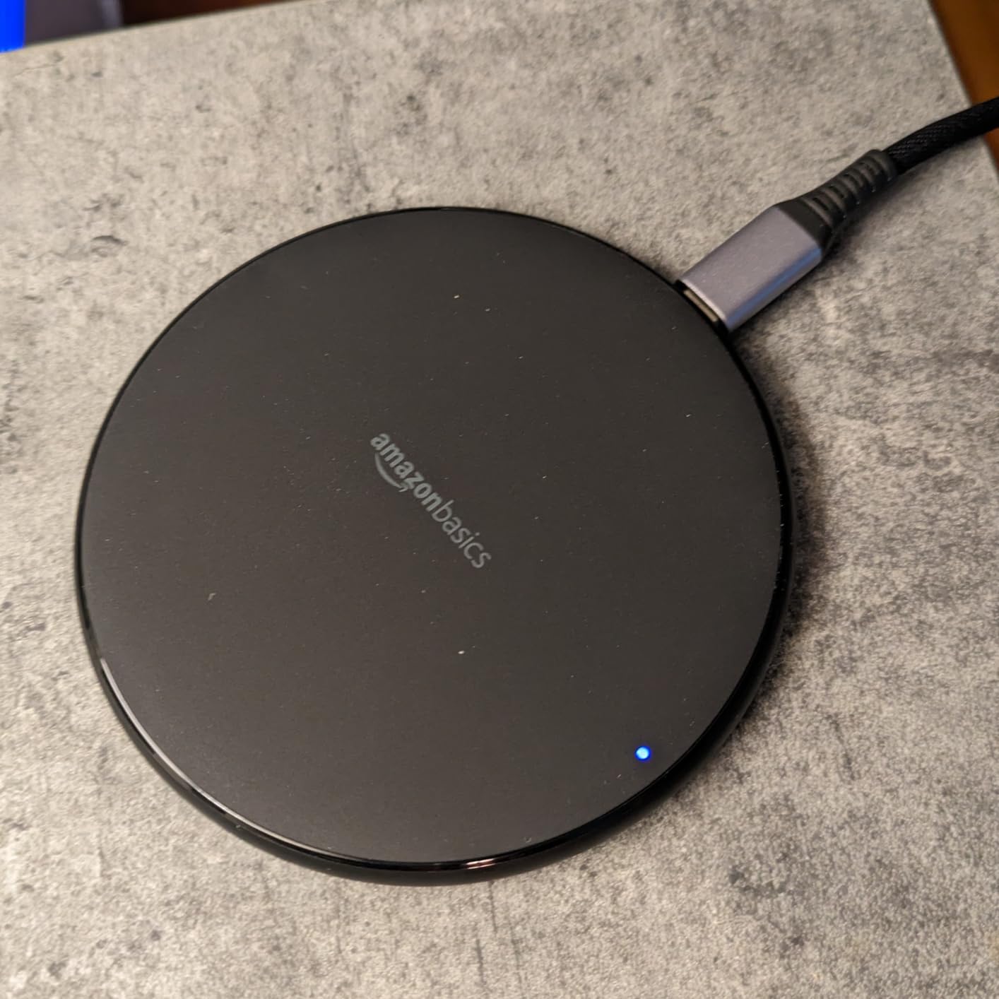 Amazon Basics Wireless Charger, 15W Qi Certified Wireless Charging Pad with USB Cable, Compatible with iPhone 15/14/13/12/11/X, Samsung & LG, Case Compatible, Black customer photo 1
