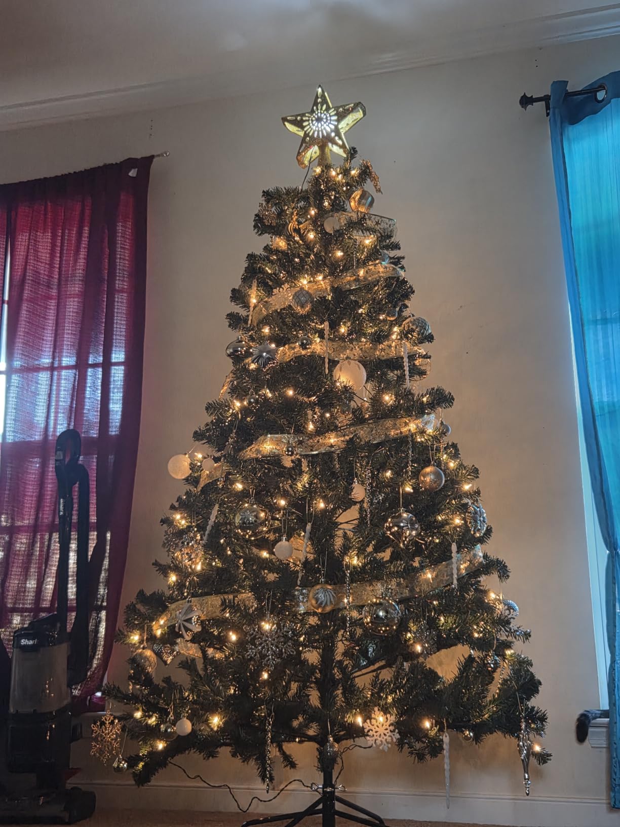 Yaheetech 6ft Pre-lit Christmas Tree with 300 Warm White Lights, Green customer photo 1