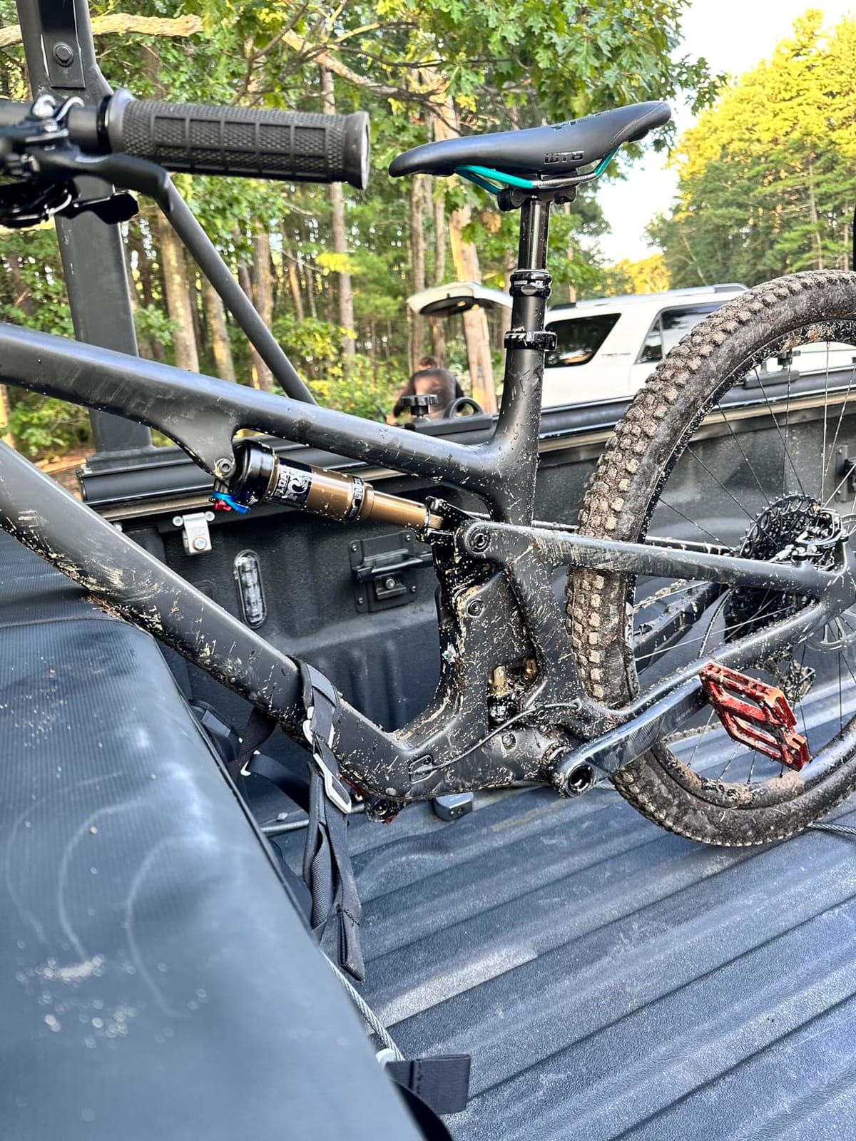 Yakima Gatekeeper Truck Bed Tailgate Pad for Bike Transport, Bicycle Rack Pad with Soft Felt Backing, Cradles, and Buckles for 6 Bikes, Black customer photo 1