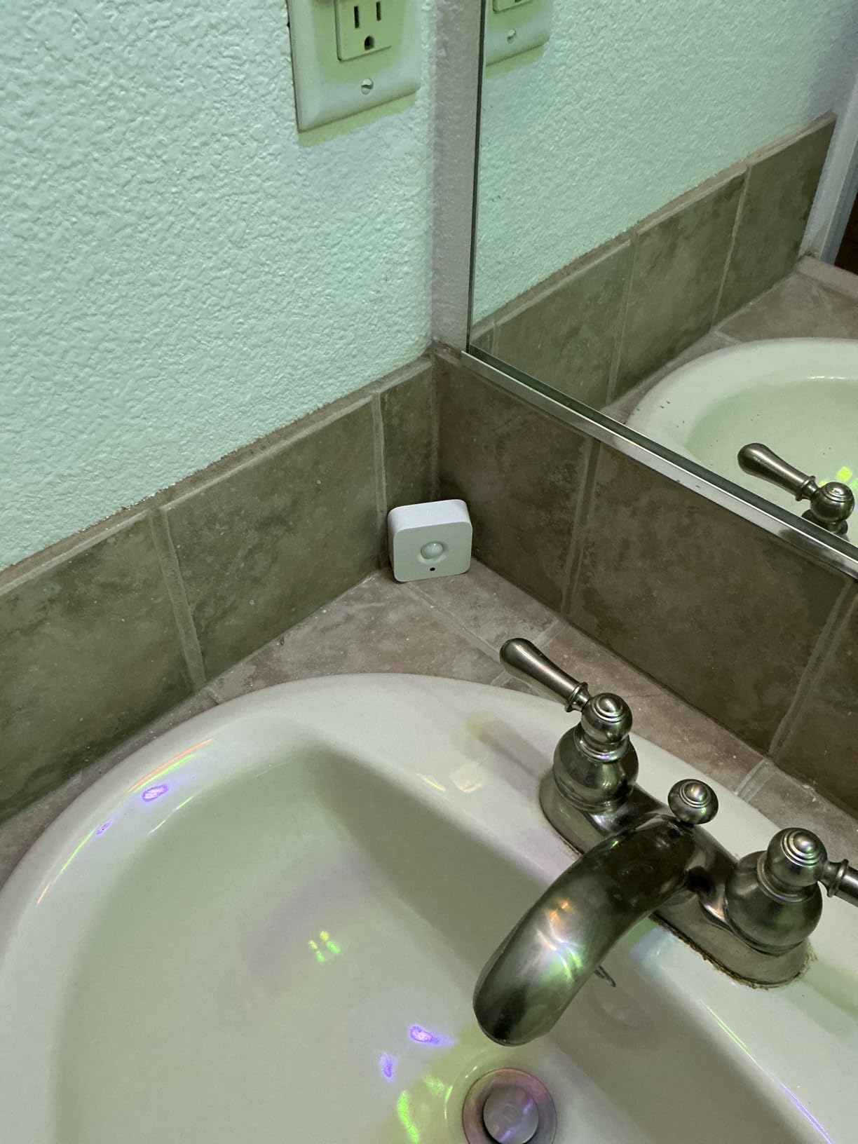 Philips Hue Motion Sensor, Exclusively for Philips Hue Smart Lights, 1-Pack customer photo 1
