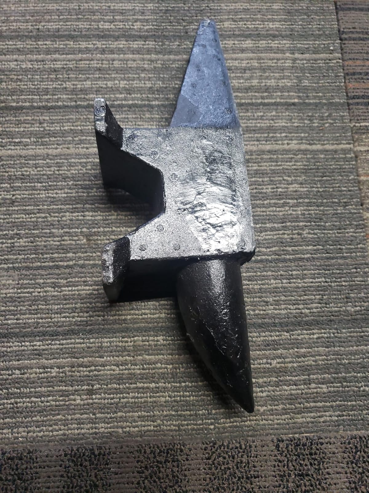 VEVOR Cast Steel Anvil, 22 Lbs(10kg) Double-Horn Anvil with Large Countertop and Stable Base, High Hardness Rugged Round Horn Anvil Blacksmith, for Bending, Shaping customer photo 2