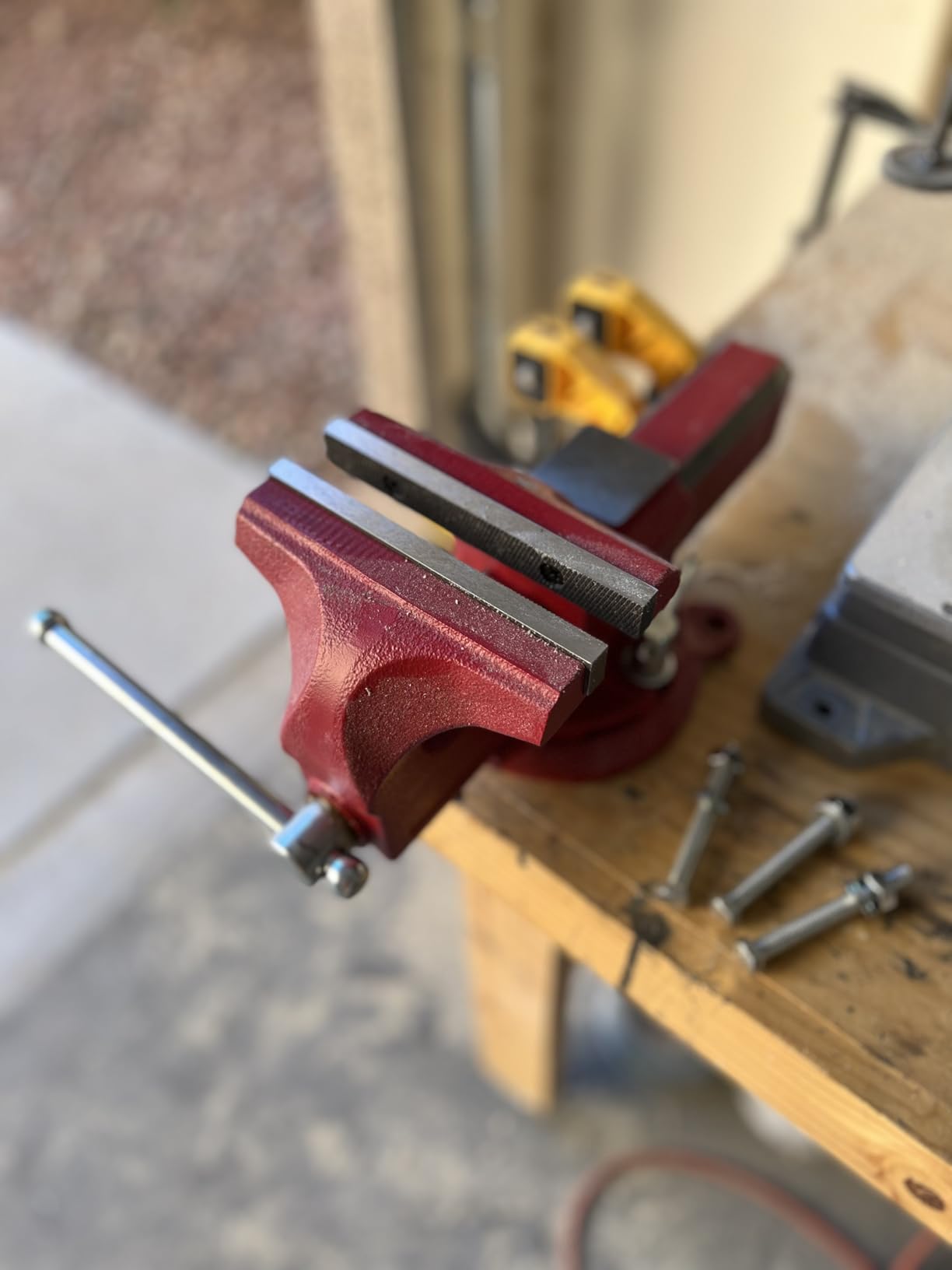 Forward 1305 5 Inch Bench Vise Workbench Vise with Anvil and Swivel Base customer photo 1