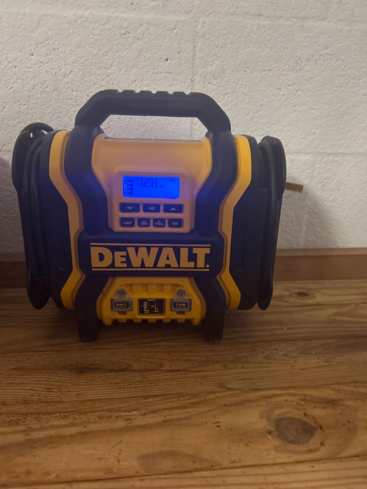 DEWALT DXAEPS14 2000 Peak Amp Jump Starter with 120 PSI Air Inflator customer photo 1