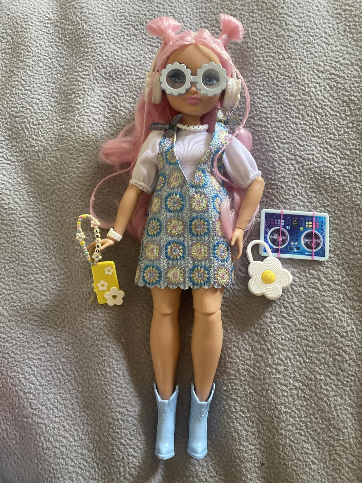 Barbie Dream Besties Playset, Barbie “Malibu” Posable Fashion Doll with Wavy Blonde Hair, 11 Makeup & Hair-Themed Accessories customer photo 1