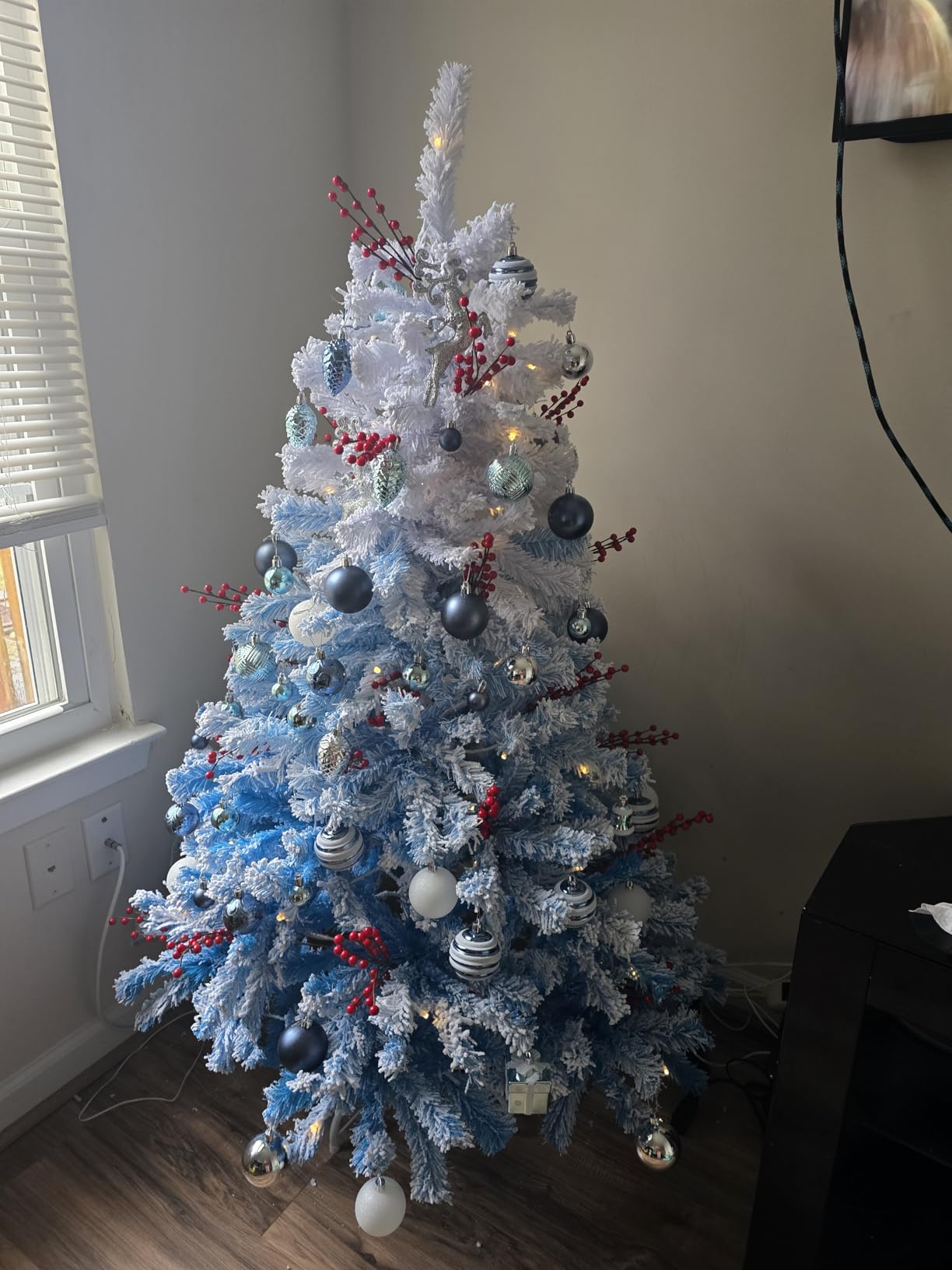 Goplus 6FT Pre-Lit Christmas Tree, Artificial Hinged Spruce Xmas Full Tree with 350 LED Multicolor Lights, 11 Flash Modes, 1000 PVC Branch, Foldable Base, for Indoor Holiday Decor customer photo 2